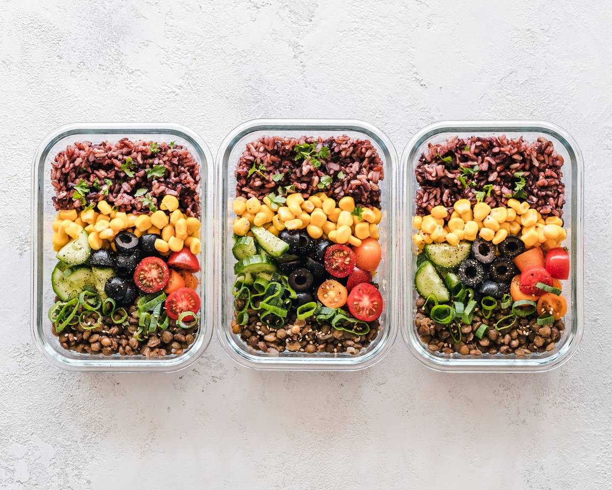 30 minute meal kit guide showing fresh vegetables, proteins, and recipe card laid out on a kitchen counter