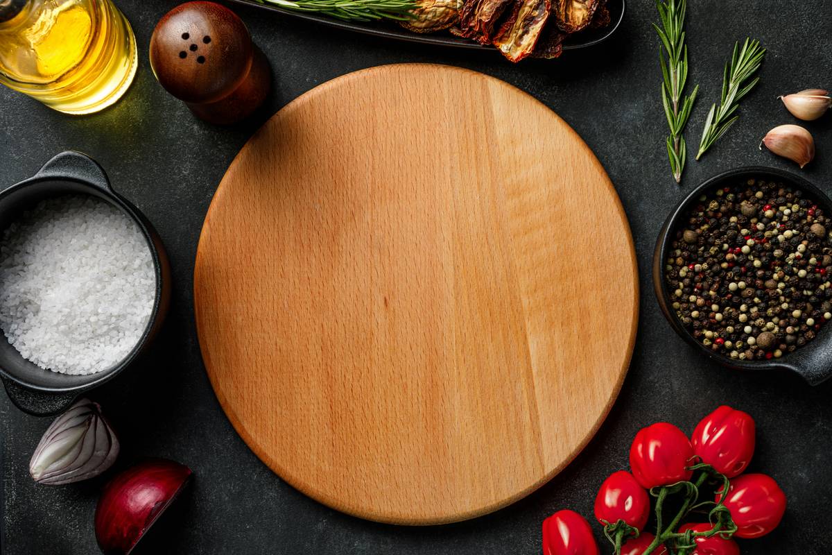 meal kit formats explained with examples of pre-portioned ingredients, fully prepared meals, and refrigerated boxes on a kitchen counter